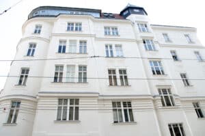 Wunderschöne Außenfassade eines weißen Gebäudes. Ihr Experte für Fassaden