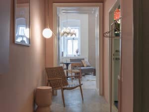Moderner Innenanstrich in Rosé-Farbe für den Eingangsbereich einer Altbauwohnung in Wien – inklusive stilvoller Farbgestaltung.