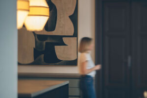 Innenraumgestaltung mit modernen Wandfarben und Kunst in einem Wiener Büro/Wohnraum – professionell ausgeführt vom Malerbetrieb Wien