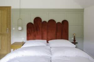 Individuelle Wandgestaltung im Schlafzimmer mit grünen Holzpaneelen und Akzentfarben – ausgeführt von Ihrem Malerbetrieb in Wien