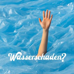 Symbolbild Wasserschaden? Eine Hand streckt sich aus blauen Wellen. Ihr Service für Wasserschaden Sanierung und Trocknung in Wien.