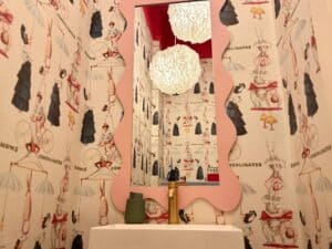 Exklusive Tapeten im Badezimmer mit verspieltem Muster und pinkem Wellenspiegel – Professionelle Tapetenverlegung und Wandgestaltung in Wien.