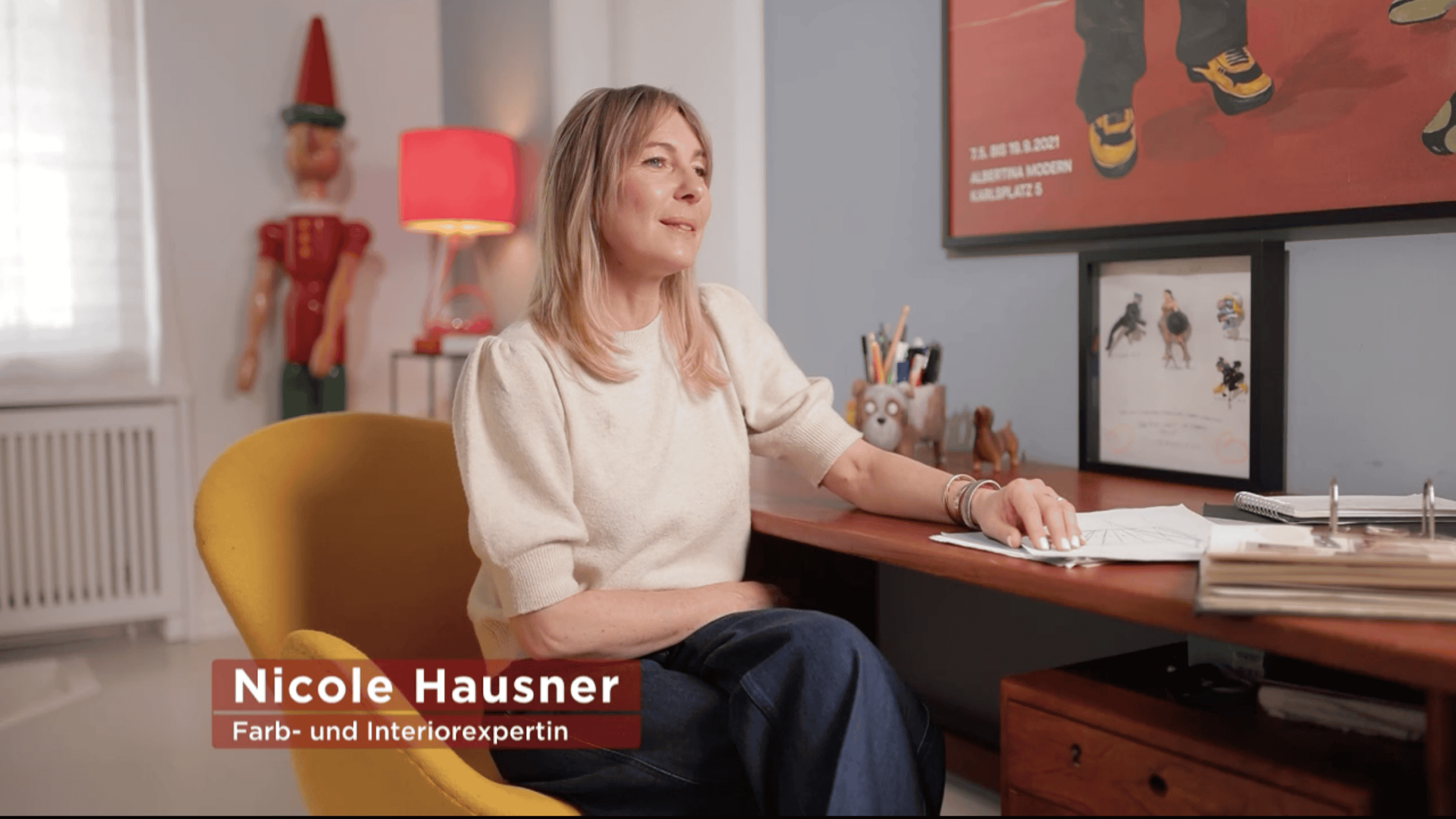 Nicole Hausner, Farb- und Interior-Expertin, im kreativen B&uuml;ro f&uuml;r Wohndesign und Farbberatung.